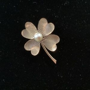 Vintage Winard brooch - 4 leaf clover of hearts w/pearl center